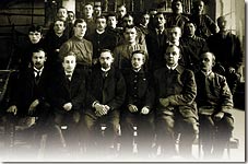 A. Je. Arbusow mit Arbeitern und Spezialisten im Werk der Brüder Krestownikow