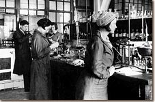 Studenten beim Praktikum im Labor, 1928